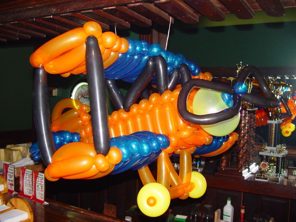 Balloon Art - Biplane In A Pub Bar Type Place