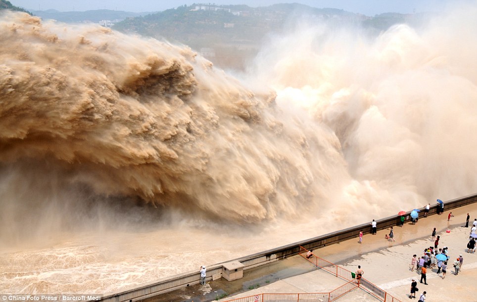 Silt - Xiao Lang Di Dam - Yellow River Clearance - Spectators