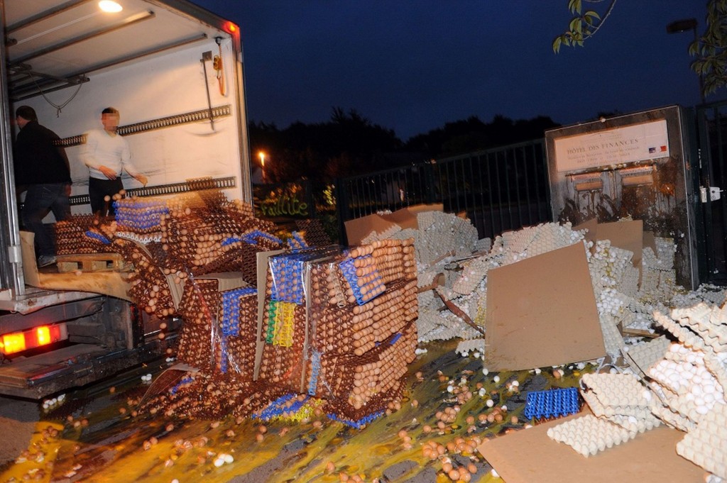 French Farmers Smash 20000 Eggs Protest - Truckload of eggs shifted