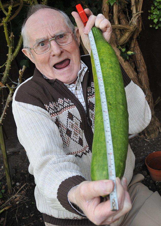 Big-Vegetable-Photo-Collection-Monster-Vegetable-Giant-Cucumber-Gorden-Spence-2.jpg